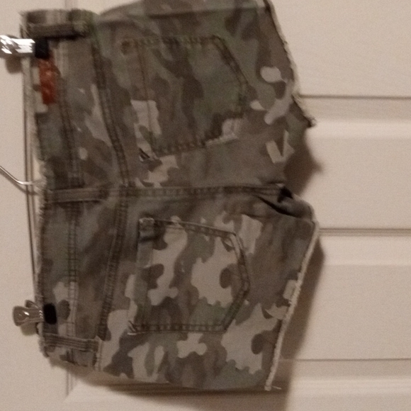 lei Ashley low-rise army camo short shorts - Picture 2 of 6